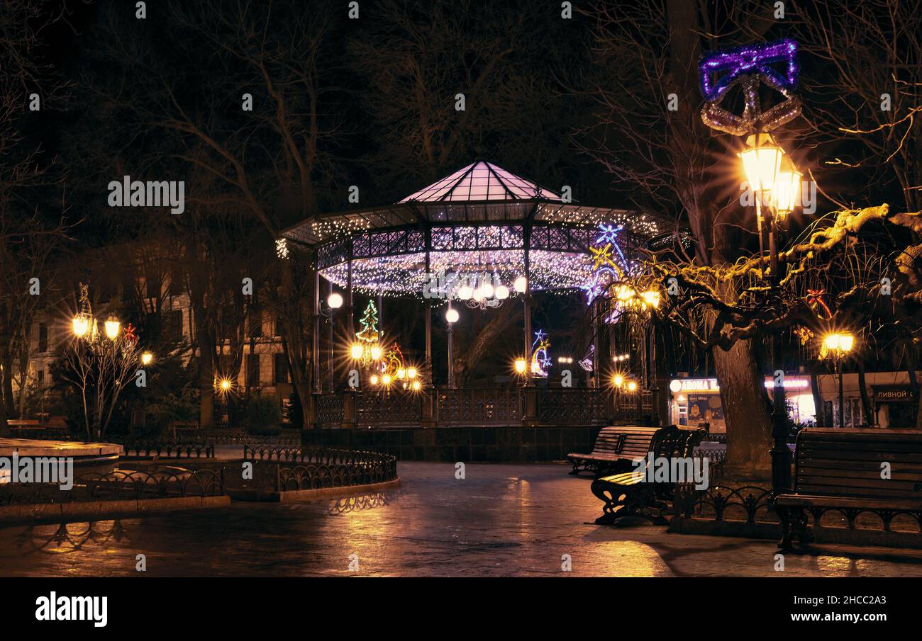 Spektakuläres Nachtfoto der Pavillon und Weihnachtsschmuck im Stadtgarten in Odessa Ukraine. Stockfoto