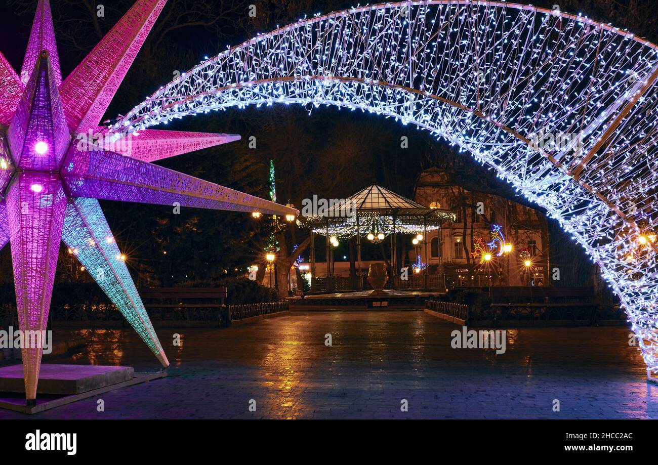 Nachtfoto der Pavillon und Weihnachtsschmuck im Stadtgarten in Odessa Ukraine. Stockfoto