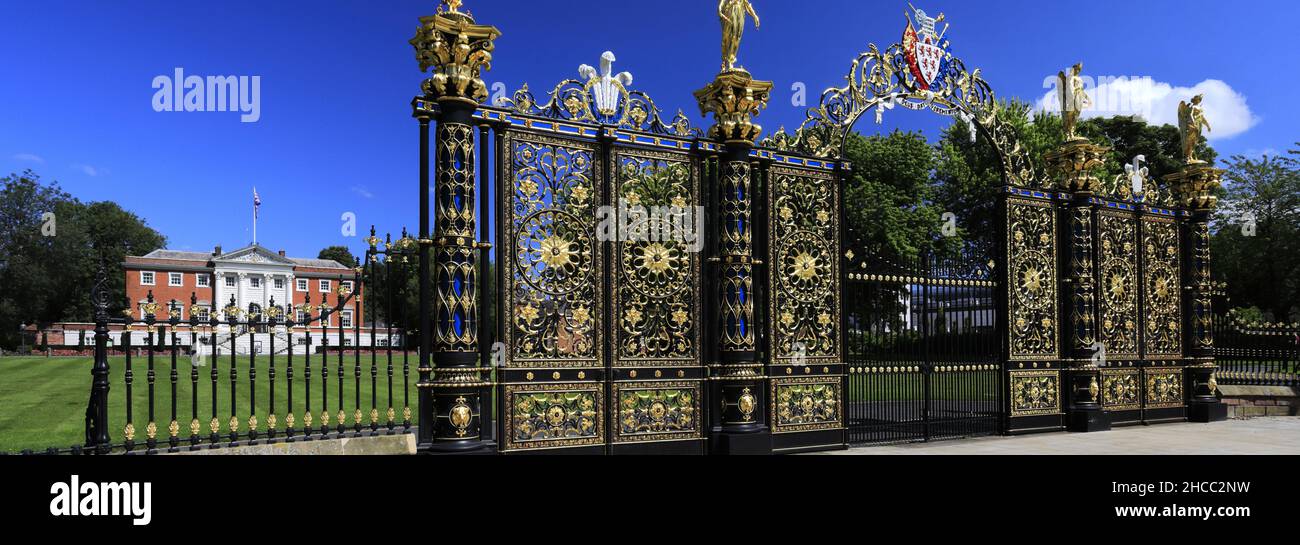 The Golden Gates, Town Hall and Gardens, Warrington Town, Keshire, England, Großbritannien Stockfoto