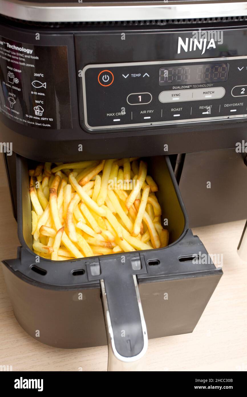 Pommes frites in der Ninja-Luftfryer. uk Stockfoto