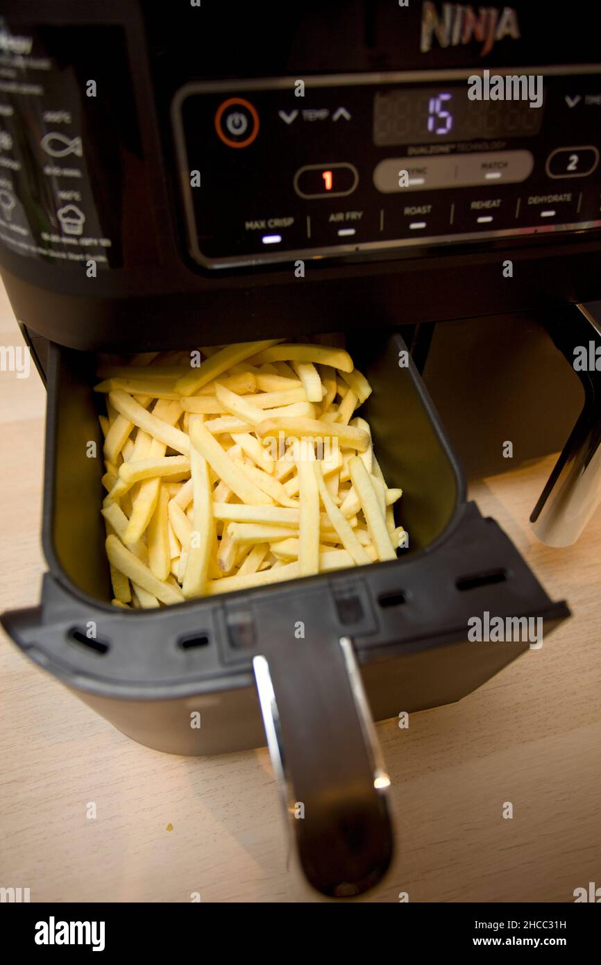 Fritteuse mit Pommes frites. uk Stockfoto