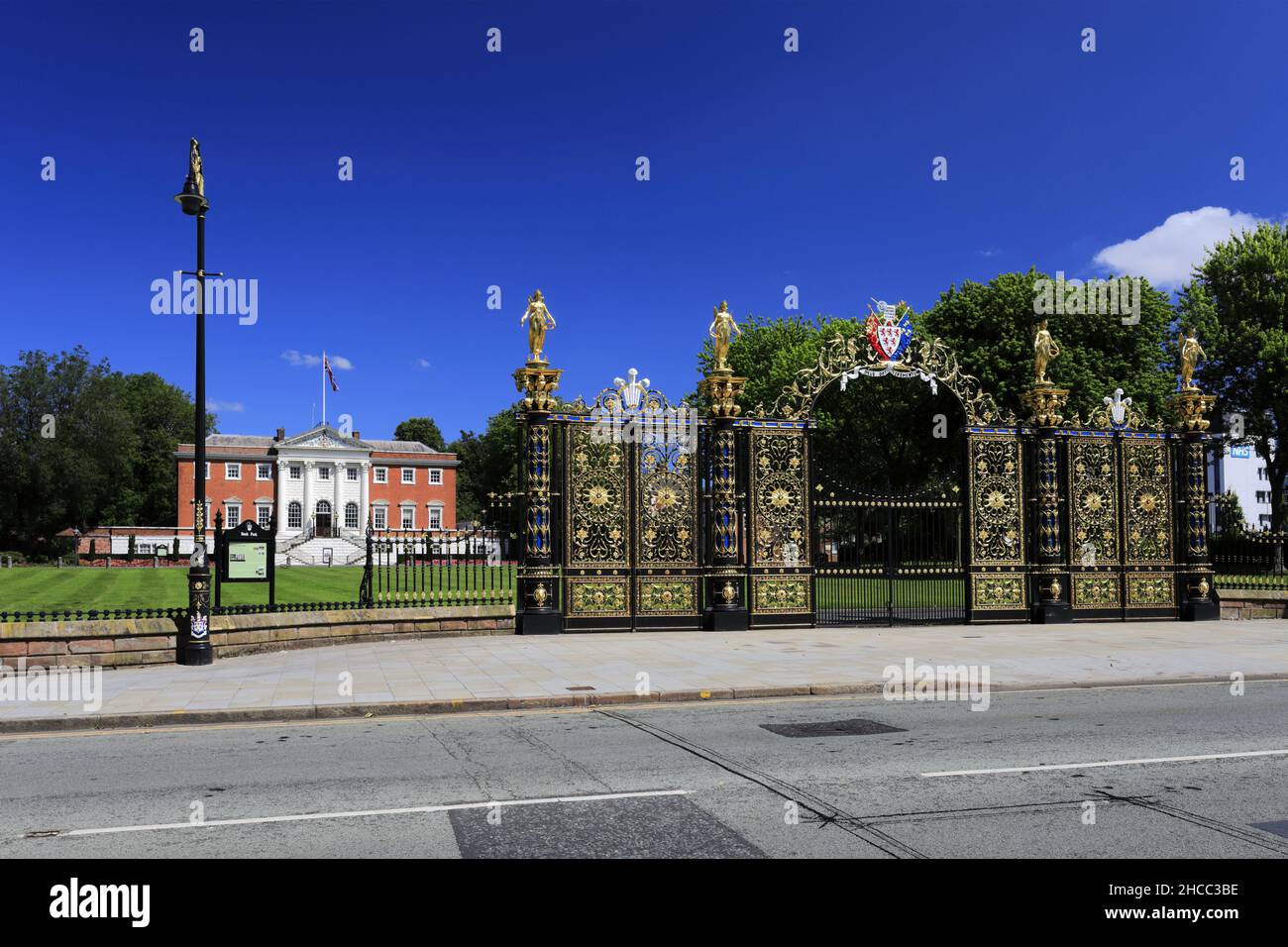 The Golden Gates, Town Hall and Gardens, Warrington Town, Keshire, England, Großbritannien Stockfoto