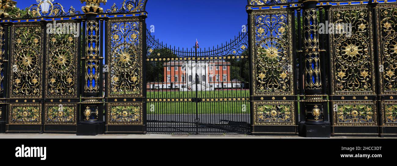The Golden Gates, Town Hall and Gardens, Warrington Town, Keshire, England, Großbritannien Stockfoto