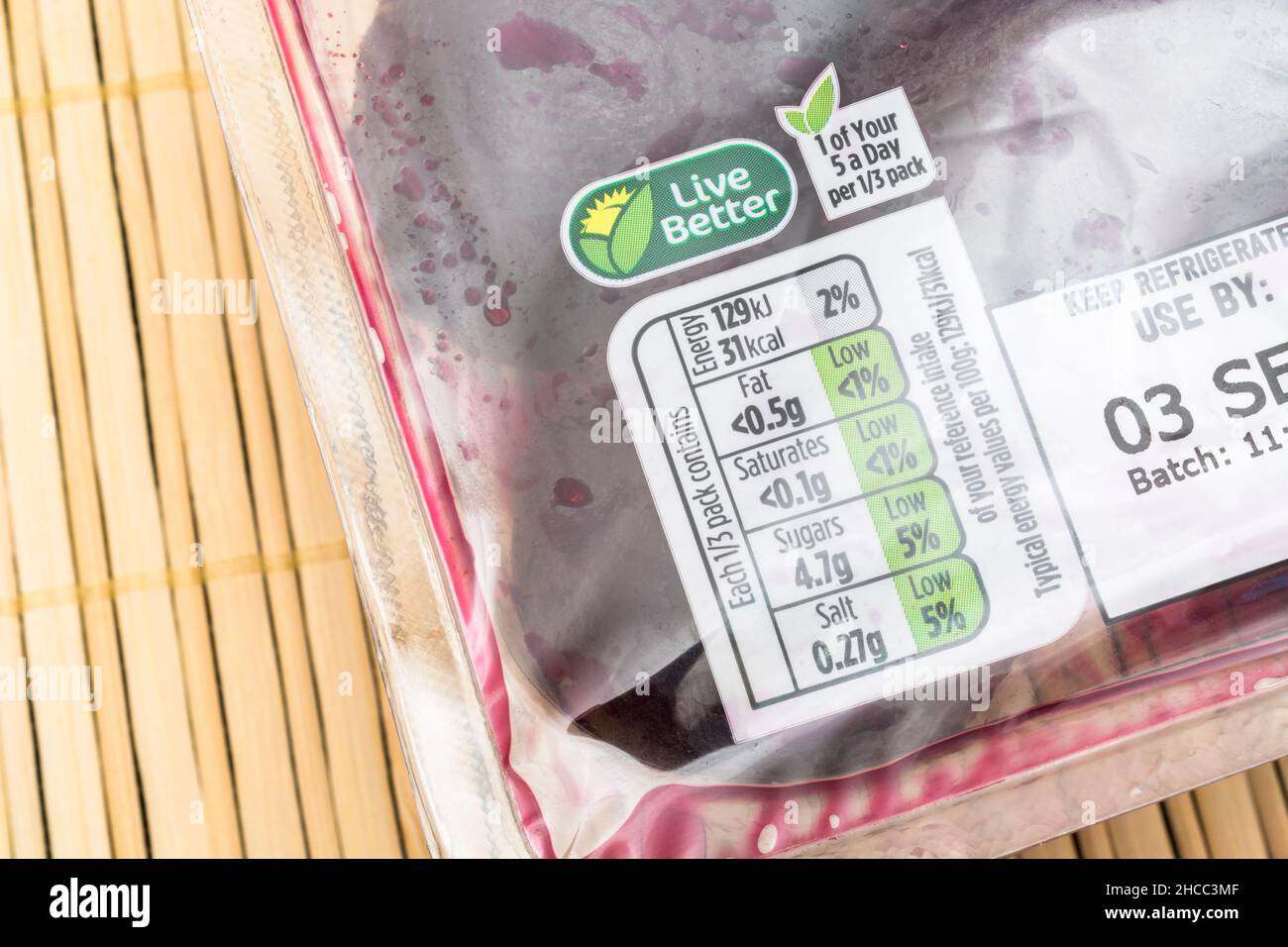 Nährwertangaben auf Packung ASDA Supermarkt Eigenetikett gebeizt Rote Beete. Für die Kennzeichnung von Nährstoffen, Kunststoffverpackungen Stockfoto