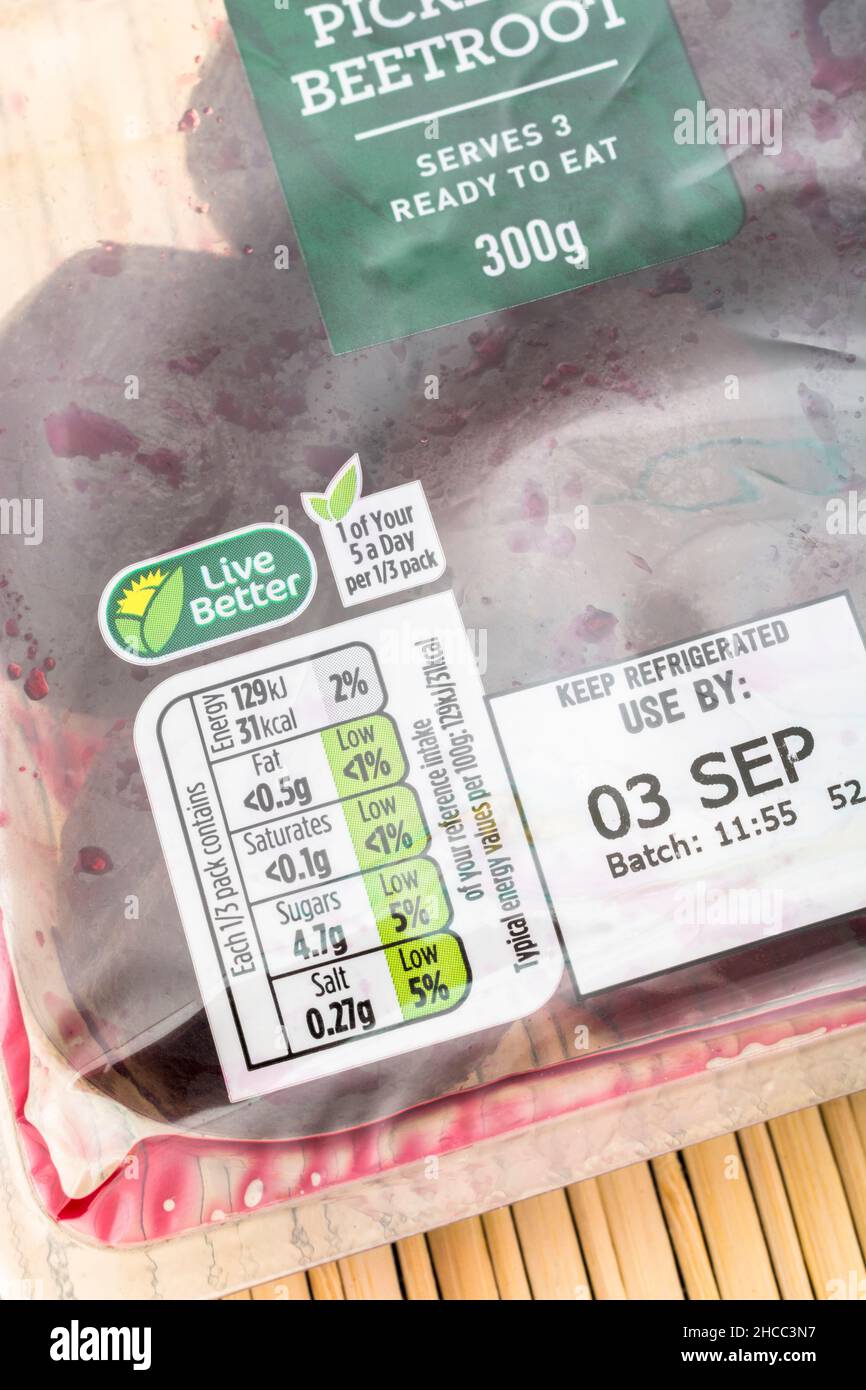 Nährwertangaben auf Packung ASDA Supermarkt Eigenetikett gebeizt Rote Beete. Für die Kennzeichnung von Ernährungsinformationen, Kunststoffverpackungen, BBD-Datum. Stockfoto