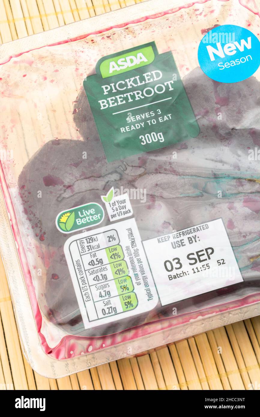 Nährwertangaben auf Packung ASDA Supermarkt Eigenetikett gebeizt Rote Beete. Für die Kennzeichnung von Ernährungsinformationen, Kunststoffverpackungen, BBD-Datum. Stockfoto