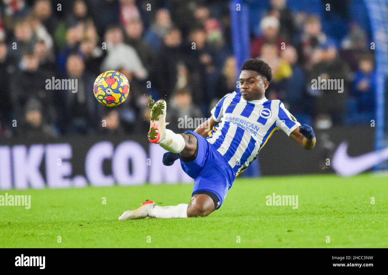 Tariq Lamptey of Brighton während des Premier League-Spiels zwischen Brighton und Hove Albion und Brentford im American Express Community Stadium, Brighton, Großbritannien - 26. Dezember 2021 Photo Simon Dack/Tele Images. - Nur redaktionelle Verwendung. Kein Merchandising. Für Fußballbilder gelten Einschränkungen für FA und Premier League. Keine Nutzung von Internet/Mobilgeräten ohne FAPL-Lizenz. Weitere Informationen erhalten Sie von Football Dataco Stockfoto