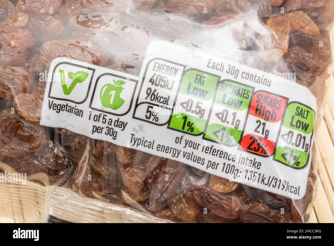 Nährwertangaben auf Packung von ASDA Supermarkt eigenen Etikett getrockneten Sultaninen. Für diätetische Ampeletikett, Kunststoffverpackungen, Vegetarisches Lebensmittelsymbol. Stockfoto