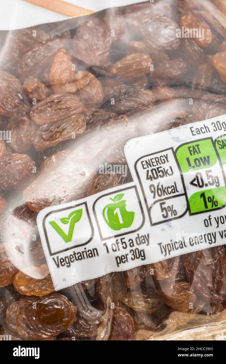 Nährwertangaben auf Packung von ASDA Supermarkt eigenen Etikett getrockneten Sultaninen. Für die Kennzeichnung von Ernährungsinformationen, Kunststoffverpackungen, vegetarisches Lebensmittelsymbol. Stockfoto