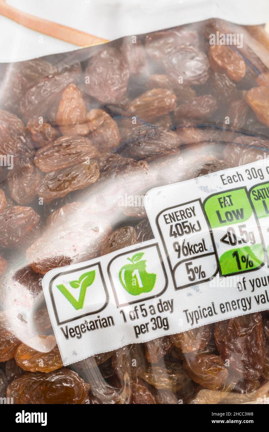 Nährwertangaben auf Packung von ASDA Supermarkt eigenen Etikett getrockneten Sultaninen. Für die Kennzeichnung von Ernährungsinformationen, Kunststoffverpackungen, vegetarisches Lebensmittelsymbol. Stockfoto