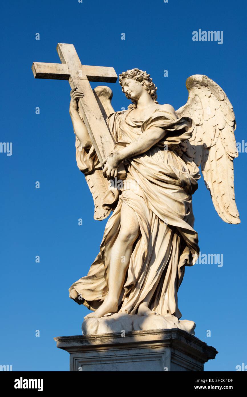 ROM, ITALIEN - 1. SEPTEMBER 2021: Engelsstatue mit dem Kreuz im Barockstil von der Engelsbrücke von Ercole Ferrata (1610 - 1686). Stockfoto