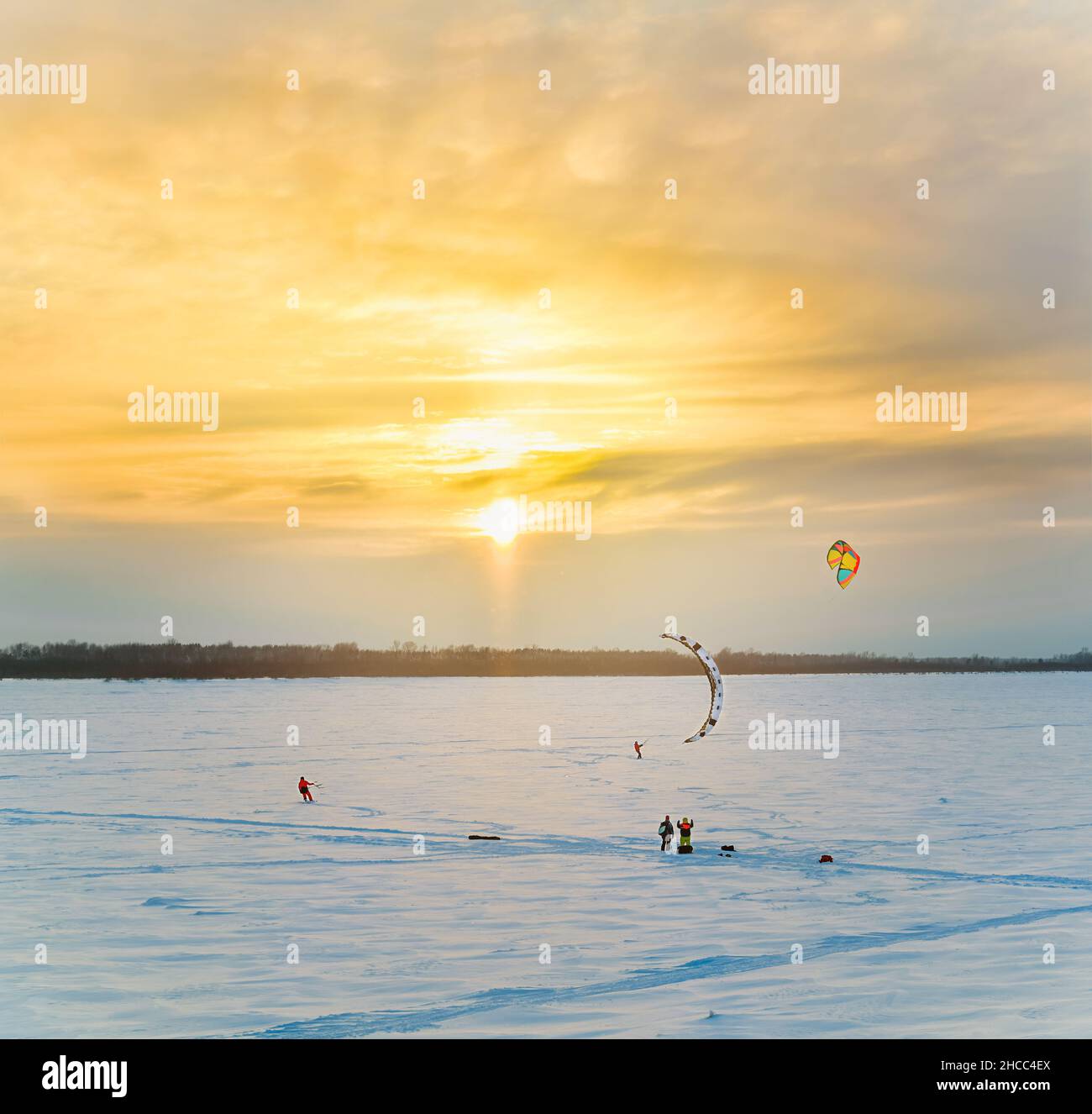 Kiten im Winter bei Sonnenuntergang. Sport extremes Hobby. Stockfoto