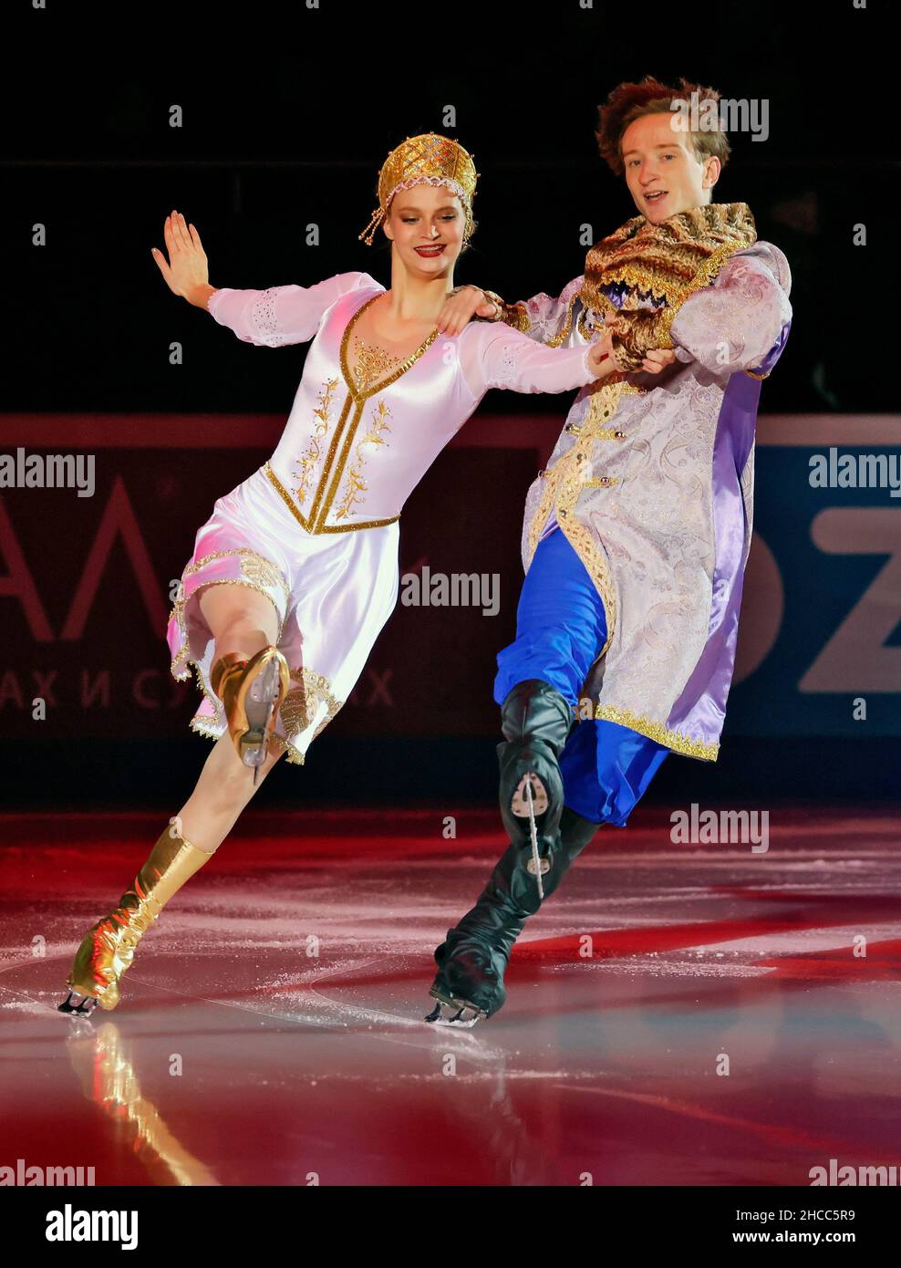 Rostelecom - Russische Eiskunstlauf-Meisterschaft 2022 im Yubileiny Sports Complex. Die Eiskunstläufer Anastasia Skoptsova und Kirill Aleshin bei Demonstrationsaufführungen. 26.12.2021 Russland, St. Petersburg Bildnachweis: Valentina Pevcova/Kommersant/Sipa USA Stockfoto