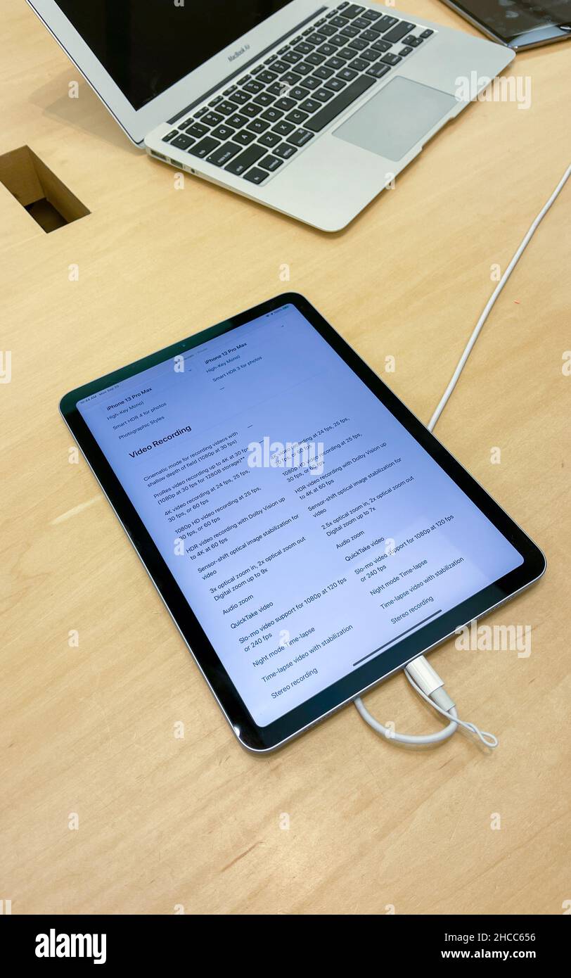 Orlando, FL USA - 20. September 2021: Ein iPad Air bei Computers in einem Apple Store. Stockfoto