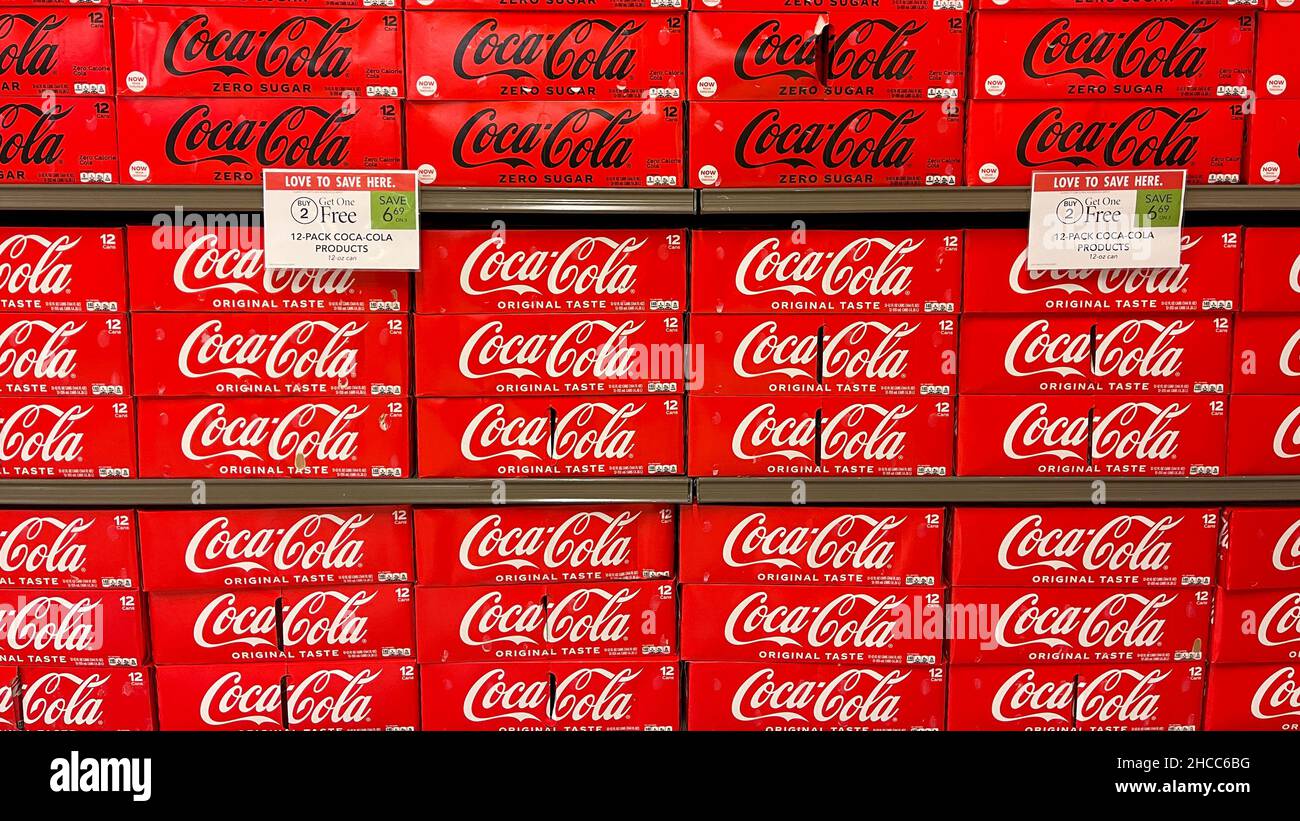 Orlando, FL USA-14. Oktober 2021: Eine Ausstellung von Coca Cola Original und Zero Sugar Coca Cola Koffern in einem Publix Grovery Store, der für Kunden bereit ist, PU zu kaufen Stockfoto