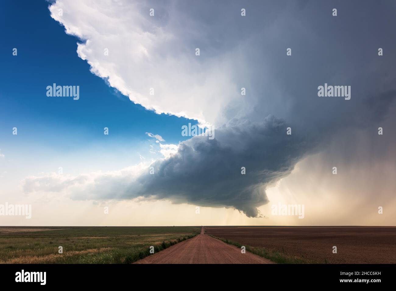 Die malerische Landschaft von Kansas mit einem dramatischen supercell-Gewitter bedeckt eine unbefestigte Straße in der Nähe von Syrakus Stockfoto