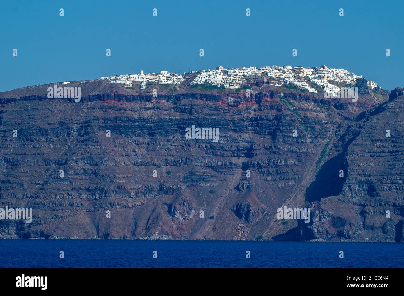 Santorini Blick vom Meer, die einzigartige griechische Insel hoch oben an den Vulkankächen, ein beliebter Tourismus-Hotspot, ein hervorragender Urlaubsort. Stockfoto