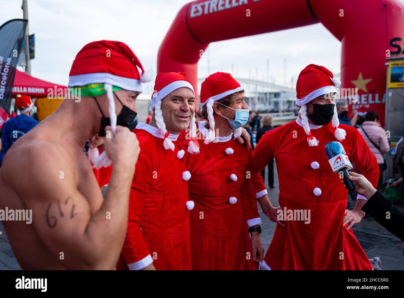 Menschen, die als Weihnachtsmann verkleidet sind, bereiten sich darauf vor, an der traditionellen „Copa Nadal“, Spaniens ältestem Freiwasserschwimmwettbewerb, auf Chris teilzunehmen Stockfoto