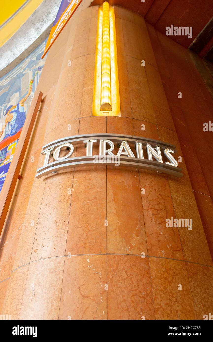 Zu den Zügen Schild an Spalte Cincinnati Union Terminal ist ein Art Deco Intercity Bahnhof Cincinnati beherbergt Museum und Mosaik Wandbilder von Wind Reis Stockfoto