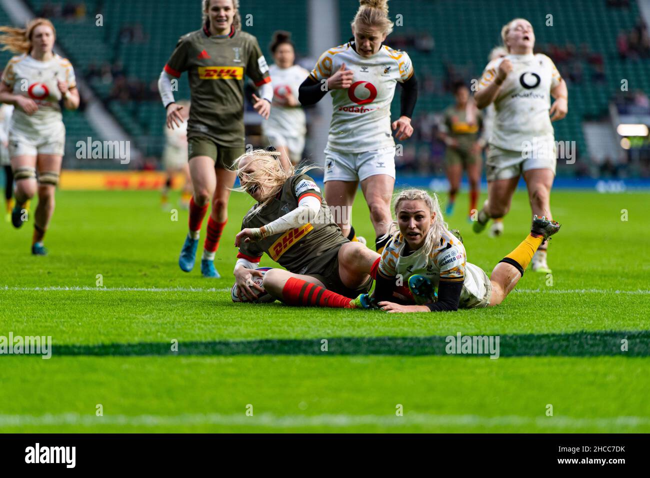 LONDON, GROSSBRITANNIEN. 27th, Dezember 2021. Heather Cowell von Harlequins Ladies trifft einen Versuch während des Allianz Premiership 15s Rugby-Spiels zwischen Harleqins Women vs Wesps Women am Montag, 27. Dezember 2021 im Twickenham Stadium. LONDON, ENGLAND. Kredit: Taka G Wu/Alamy Live Nachrichten Stockfoto