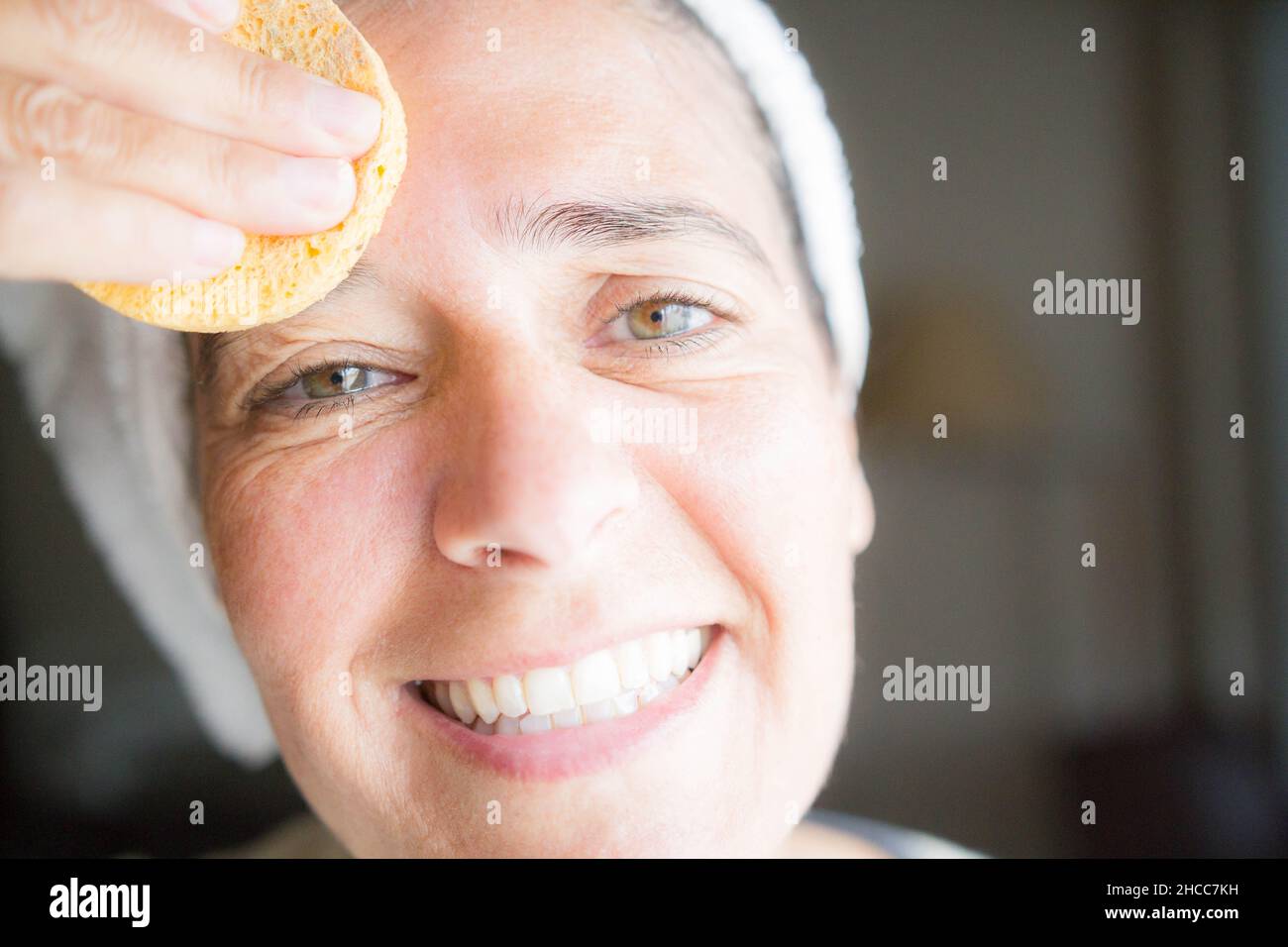 Gesichts- und Körperpflege mit Cremes. Glückliche Frau mittleren Alters Stockfoto