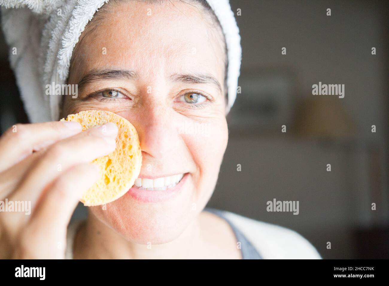 Gesichts- und Körperpflege mit Cremes. Glückliche Frau mittleren Alters Stockfoto