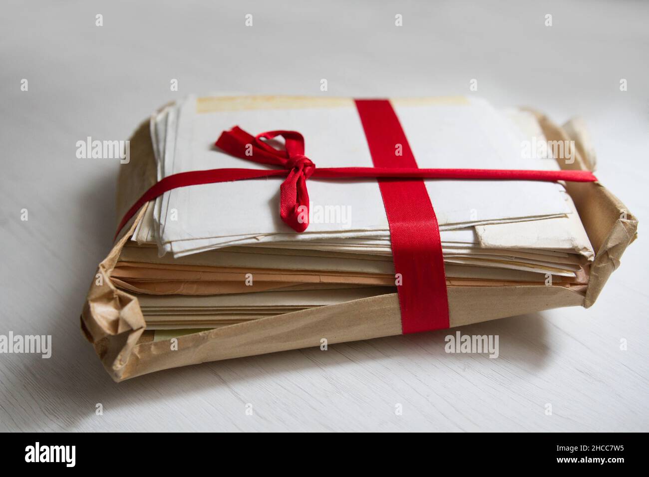 Erinnerungen, Liebesbriefe und Überraschungen. Weihnachtsgeschenke Stockfoto