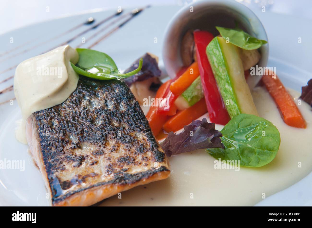Lachsgericht mit Gemüse Stockfoto