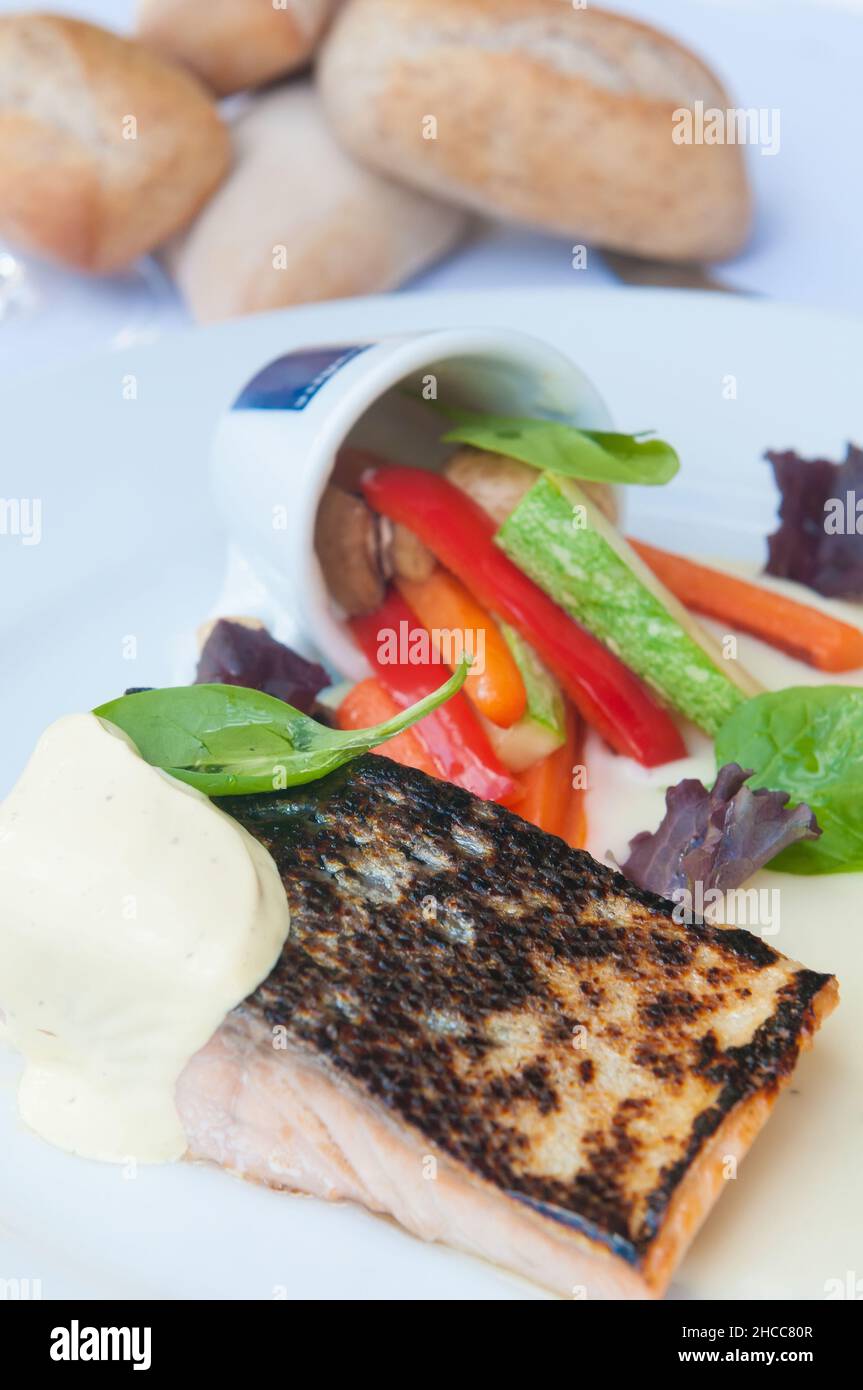 Lachsgericht mit Gemüse Stockfoto