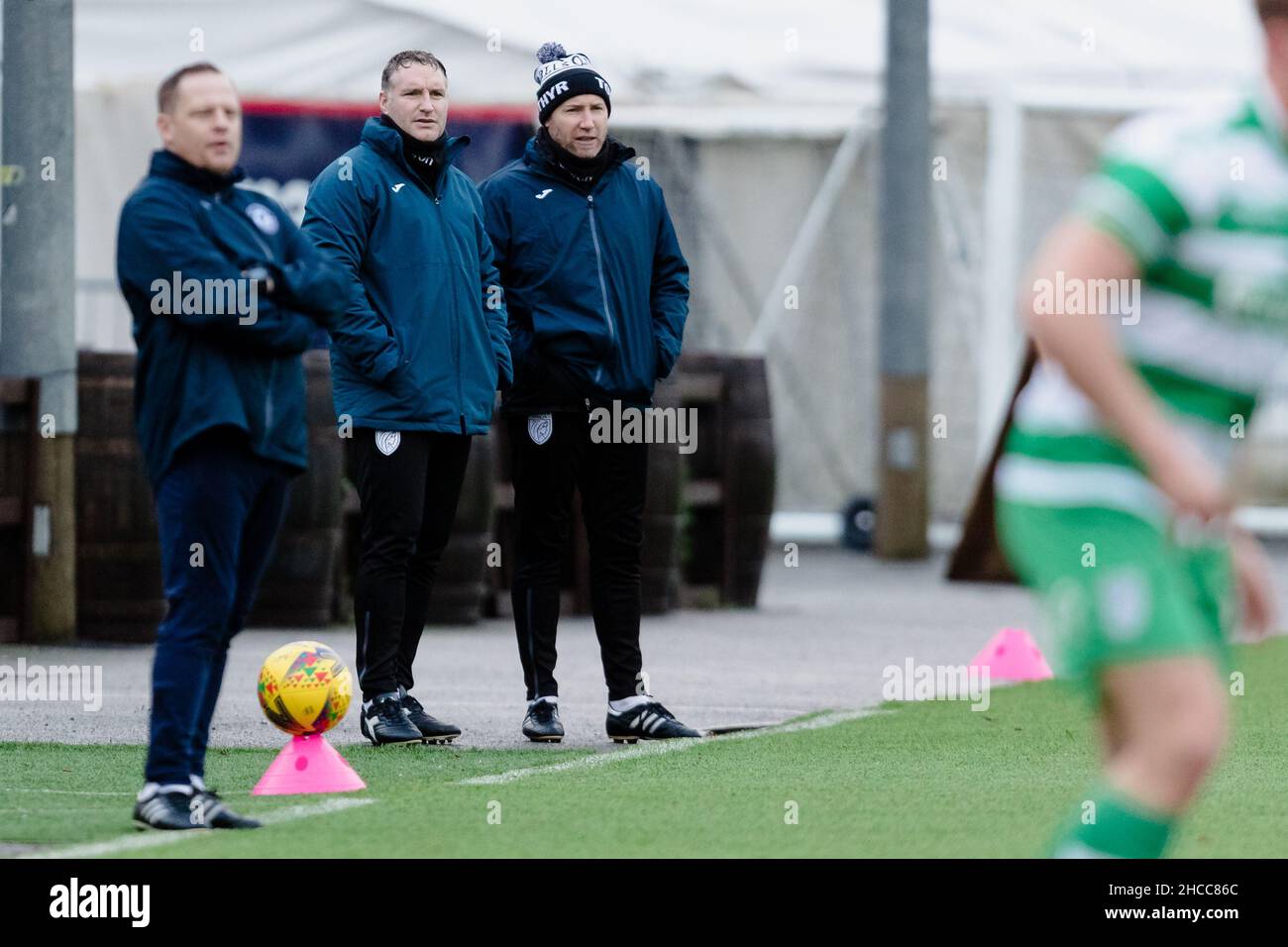 MERTHYR TYDFIL, WALES - 27. DEZEMBER 2021: Dean Clarke, Manager von Merthyr Towns, und Steve Williams, Assistent bei der Southern League Premier Division South zwischen Merthyr Town FC und Yate Town FC im Penydarren Park Stadium. Das Spiel wird aufgrund der Covid-19-Pandemie hinter verschlossenen Türen gespielt. Merthyr Tydfil, Wales. Bildnachweis John Smith / Alamy Live News Stockfoto