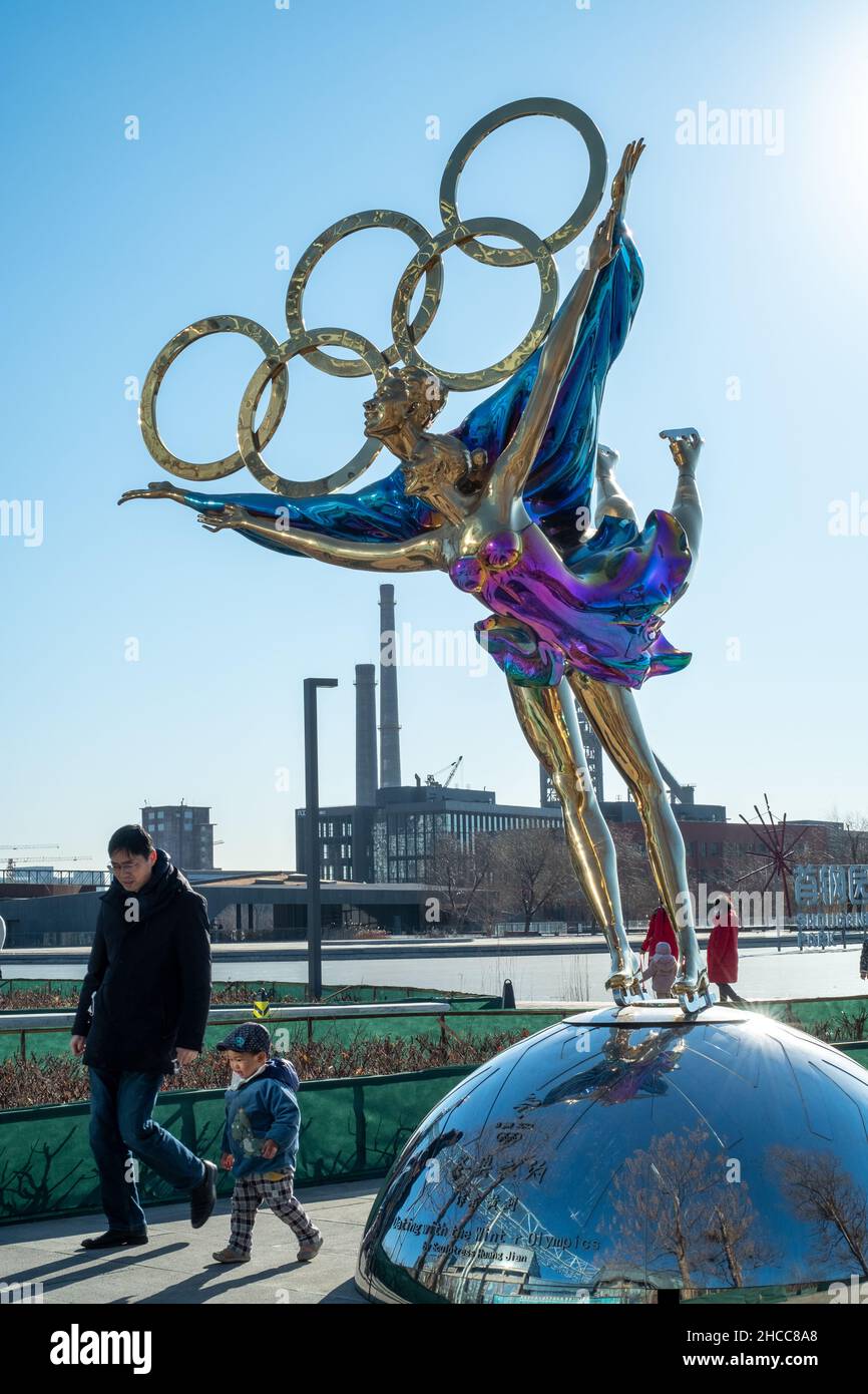 Eine Statue mit den Olympischen Ringen mit dem Titel „Dating mit den Olympischen Winterspielen“ in Peking, China. 26-Dez-2021 Stockfoto