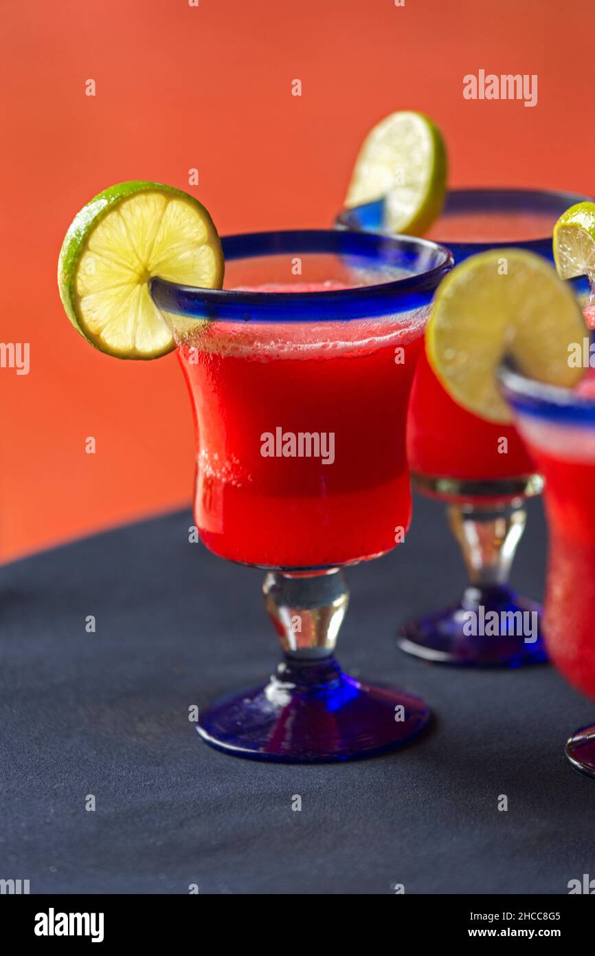 Wassermellon margarita Cocktail mit Limettenscheiben, Stillleben von mexikanischen Gläsern. Stockfoto