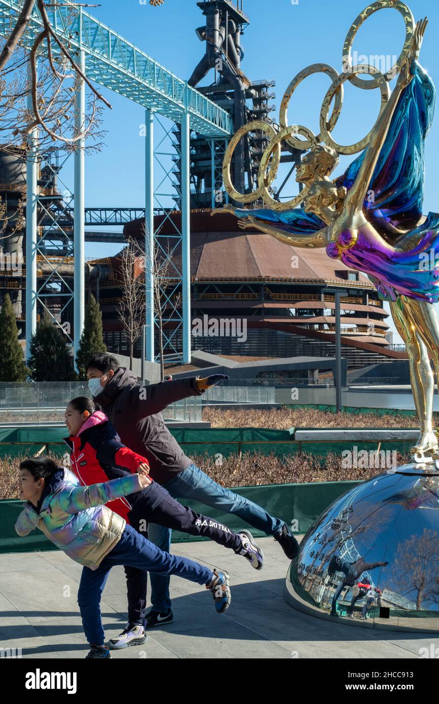 Eine Statue mit den Olympischen Ringen mit dem Titel „Dating mit den Olympischen Winterspielen“ in Peking, China. 26-Dez-2021 Stockfoto