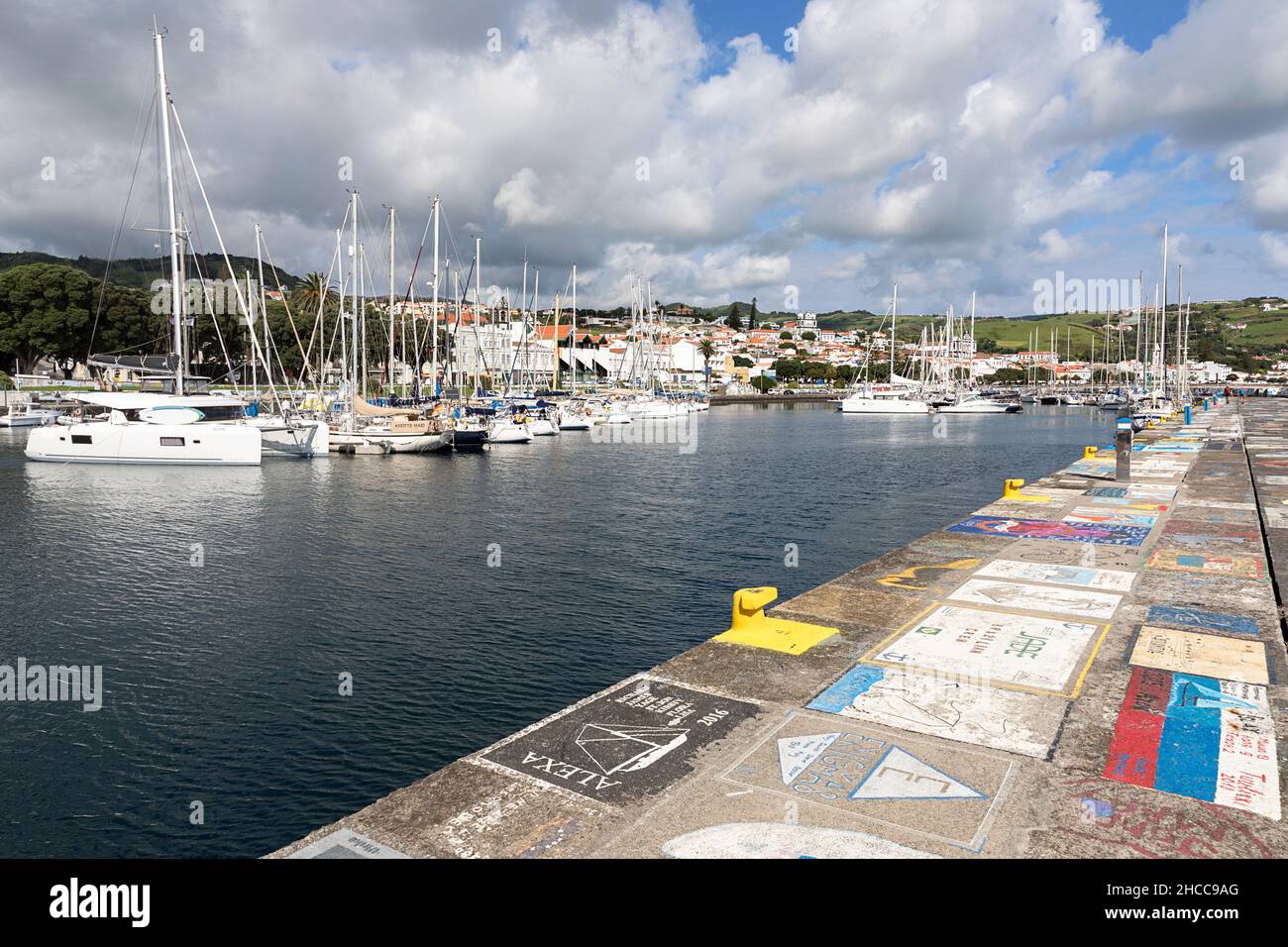 Bemalte Hafenmauer mit Graffiti, Sailor bemalte Kaimauer, Open-Air-Ausstellung von Gemälden von Matrosen, Horta, Insel Faial, Azoren, Portugal Stockfoto