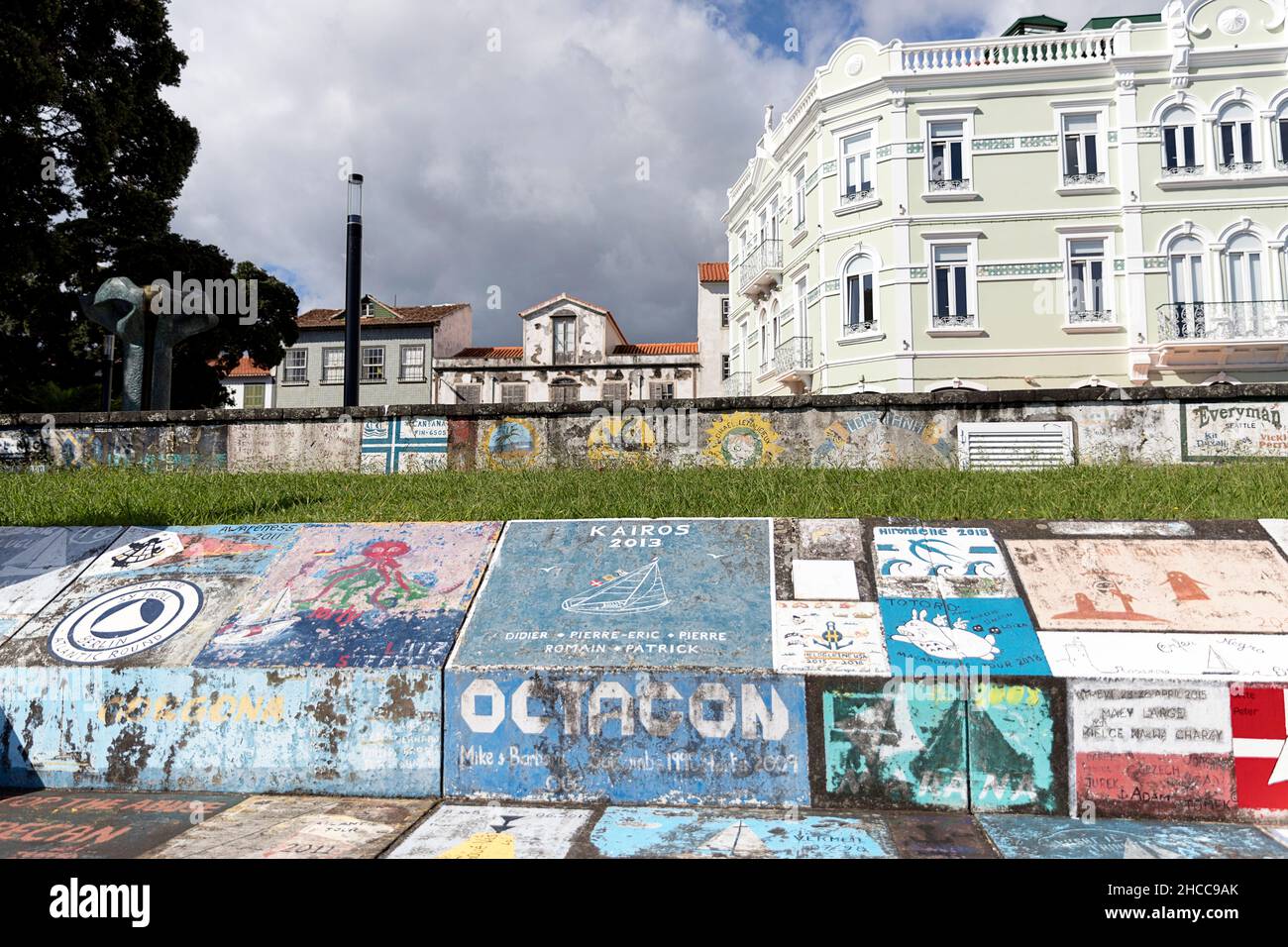Bemalte Hafenmauer mit Graffiti, Sailor bemalte Kaimauer, Open-Air-Ausstellung von Gemälden von Matrosen, Horta, Insel Faial, Azoren, Portugal Stockfoto