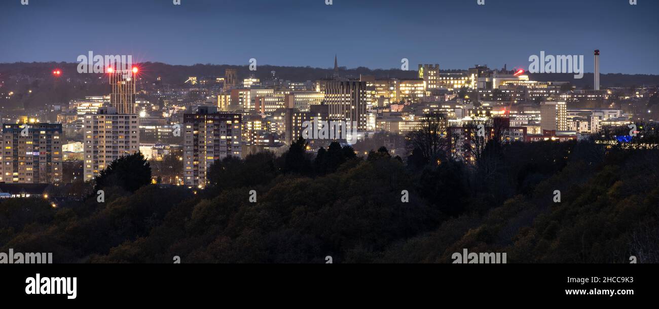 Die Skyline des Stadtzentrums von Bristol wird in der Abenddämmerung beleuchtet, vom Trooper's Hill aus gesehen. Stockfoto