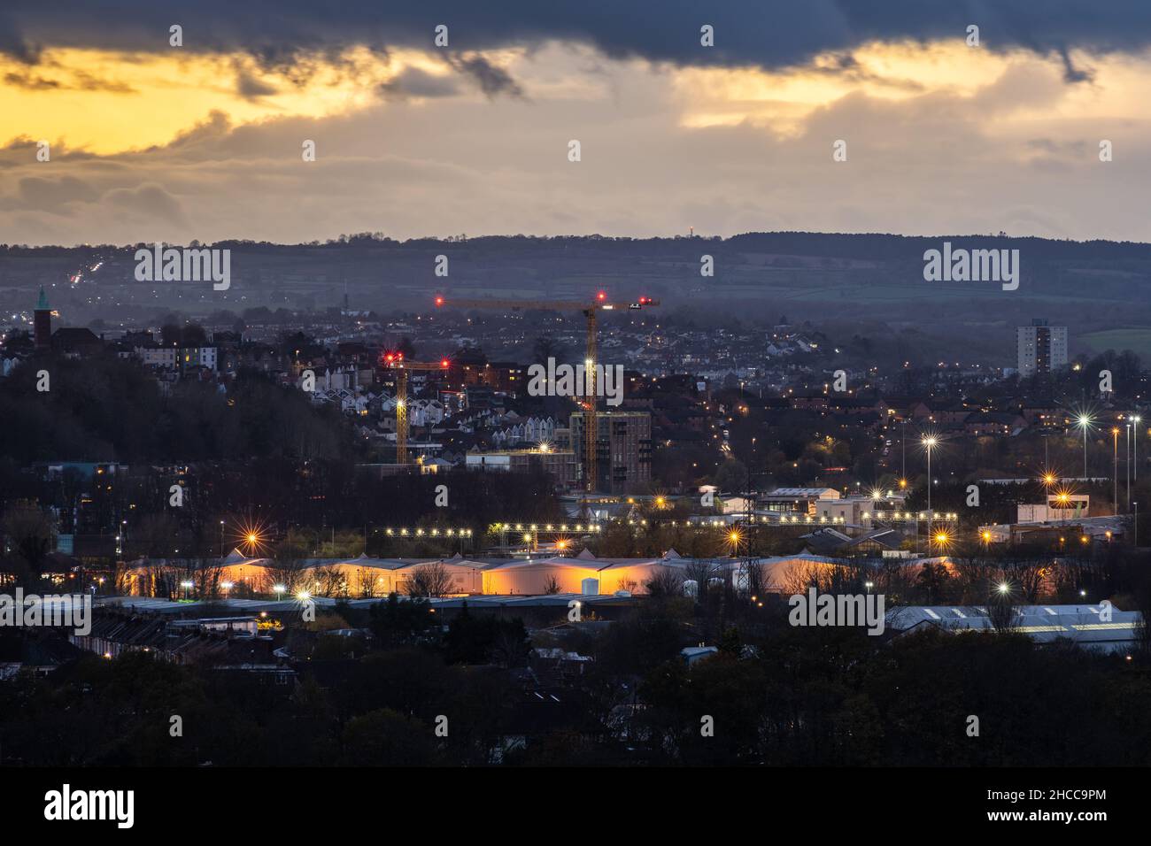 Häuser, Wohnhäuser und Industrieanlagen füllen das Stadtbild von South Bristol mit den Hügeln von North Somerset. Stockfoto