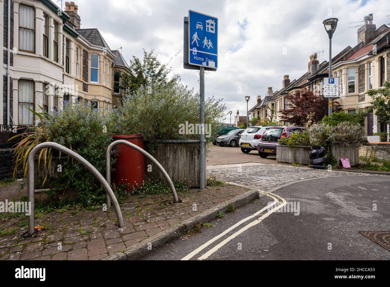In einer Wohnstraße in Southville, Bristol, finden sich Pflanzen, Fahrradständer und gepflasterte Flächen in einer „Home Zone“-Verkehrsberuhigung. Stockfoto