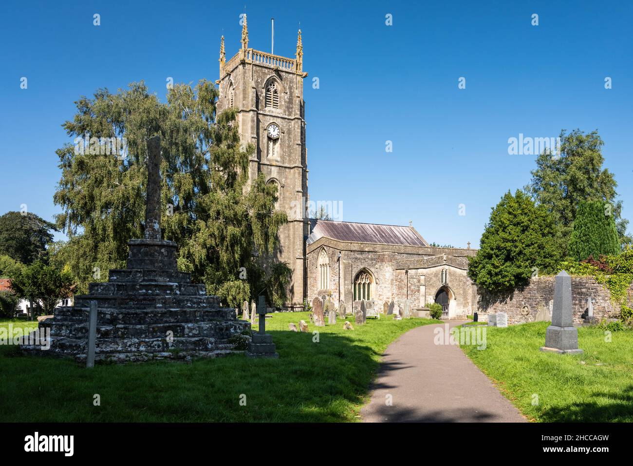 Die Sonne scheint auf dem traditionellen gotischen Turm der St. Andrew's Church im Dorf Chew Magna, Somerset. Stockfoto