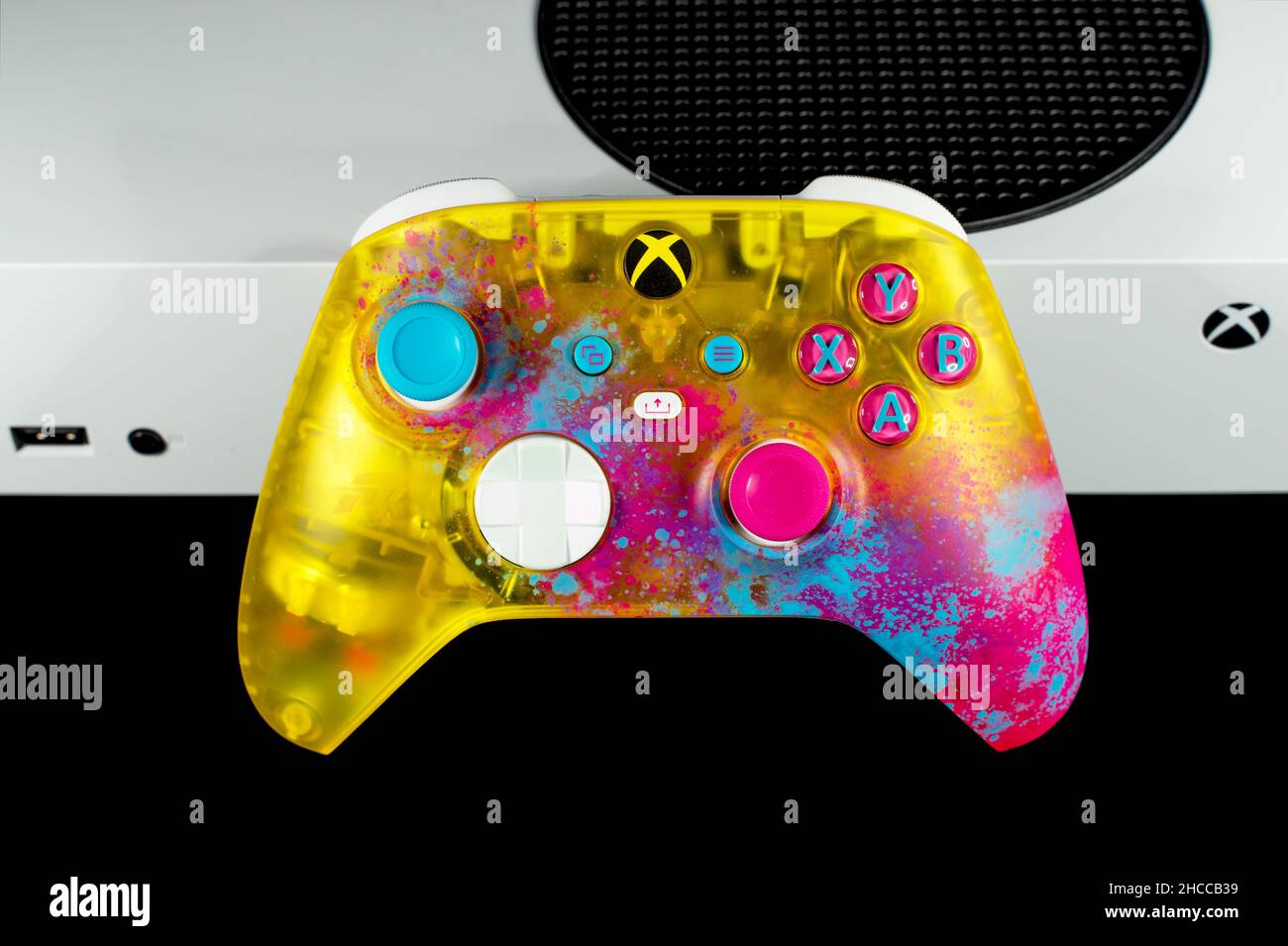 Xbox Series Controller mit einem speziellen Design für das Spiel Forza Horizon 5, vor einer Series S Konsole. Konzentrieren Sie sich auf den Controller. Stockfoto