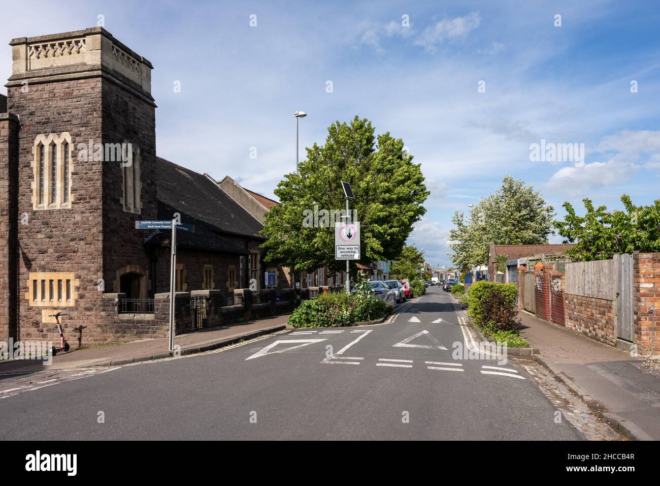 An der Stackpool Road, Bristol, bilden die Pflanzengrenzen einen verkehrsberuhenden Pechpunkt. Stockfoto