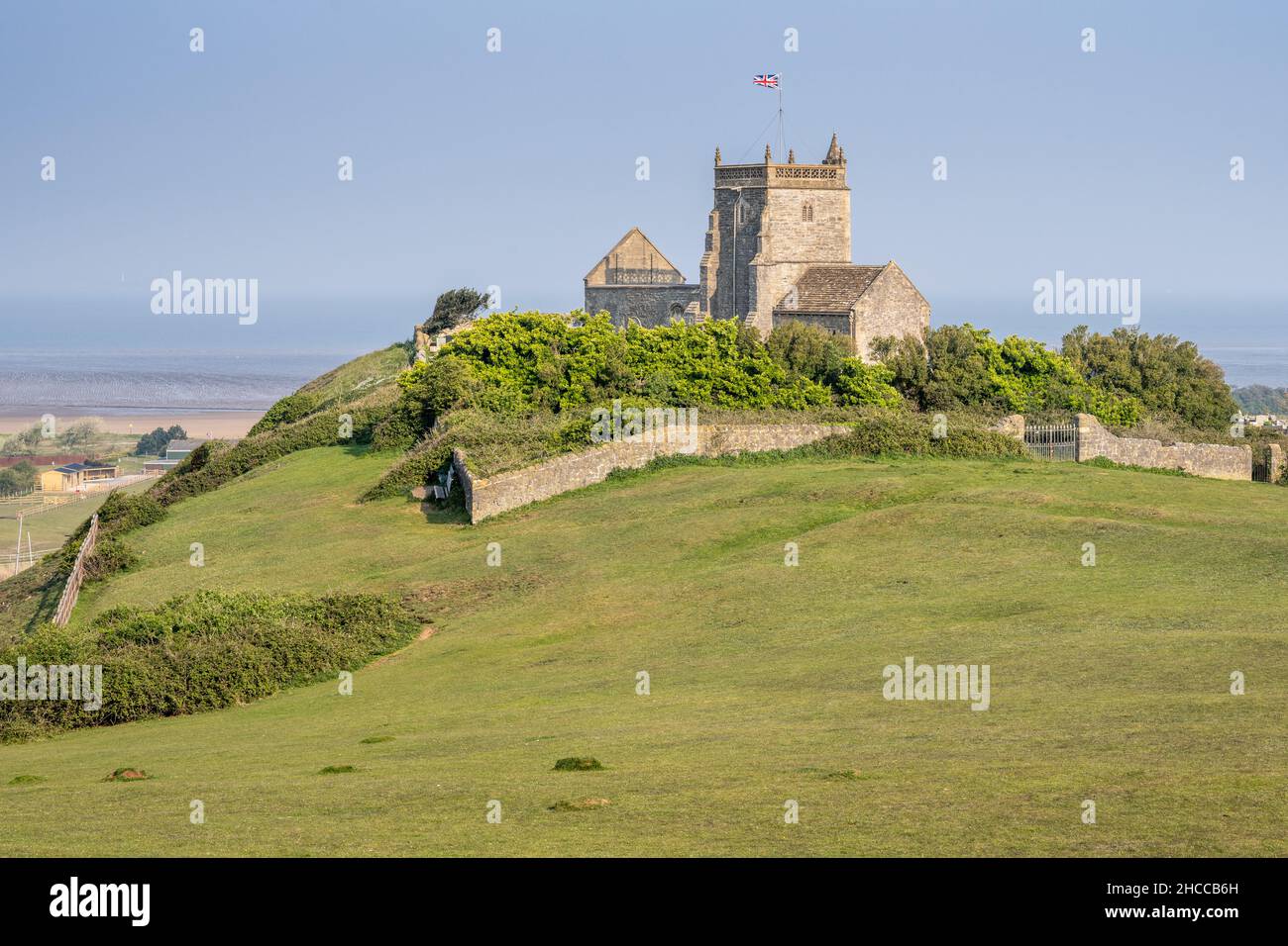 Die Ruinen der Alten Kirche St. Nicholja am Berg stehen auf einem Hügel mit Blick auf den Bristol Channel in Somerset. Stockfoto