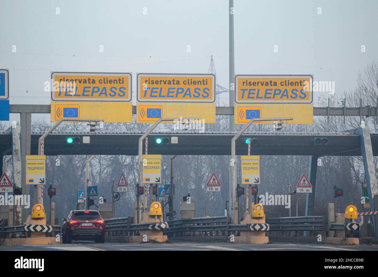Mailand A8 Autobahn Milano Laghi, Italien - Dezember 26th 2021 Telepass automatische Pass-Abonnement gelbe Spuren für Non-Stop-Fahren und blaue Kreditkarte Stockfoto
