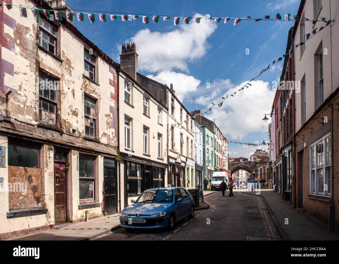 Ein Gebäude steht in der Caernarfon High Street während der Rezession der Kreditkrise verfällt. Stockfoto