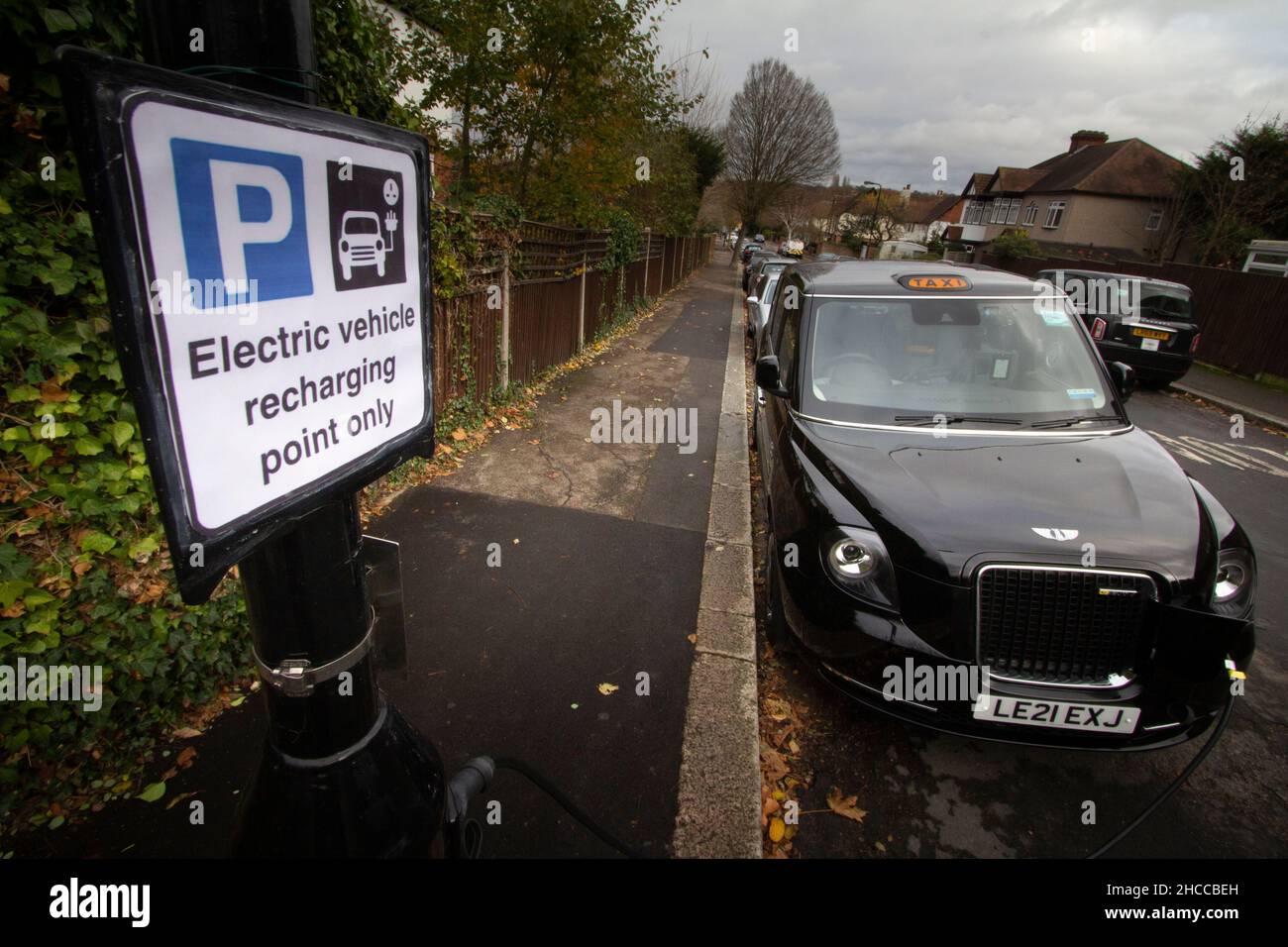 Ladestelle für Elektrofahrzeuge in der Londoner Straße mit DEM ELEKTROTAXI LEVC TX in Ladefunktion Stockfoto