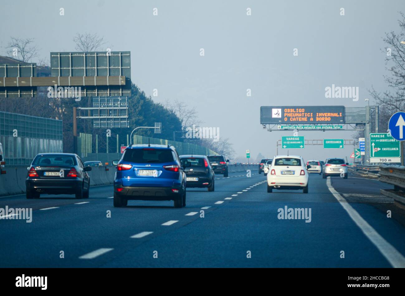 Mailand A8 Autobahn Milano Laghi, Italien - Dezember 26th 2021 Telepass automatische Pass-Abonnement gelbe Spuren für Non-Stop-Fahren und blaue Kreditkarte Stockfoto