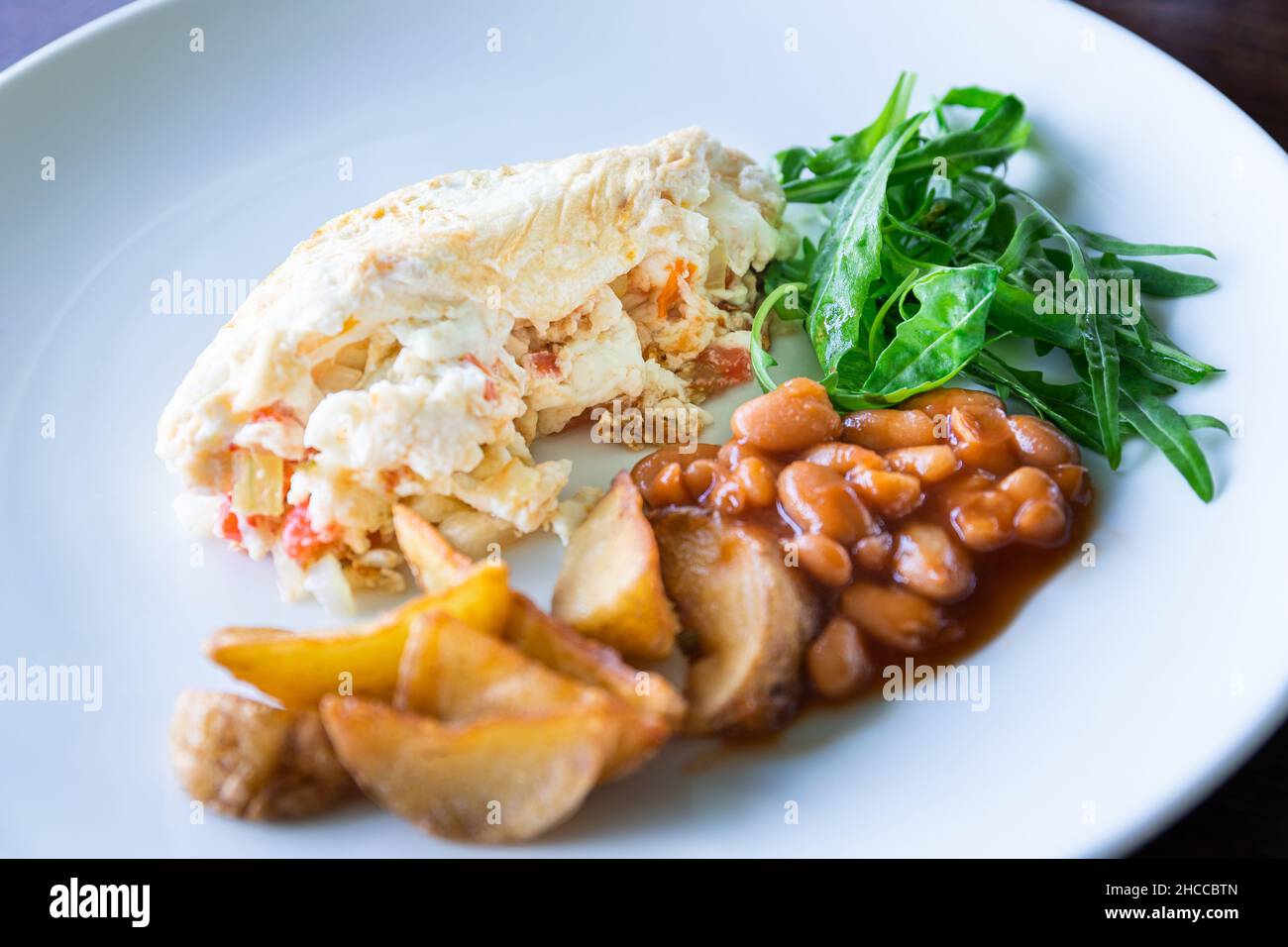Eiweiß-Omelett mit Bohnen, Kartoffeln und Salat, gesundes Frühstück Stockfoto