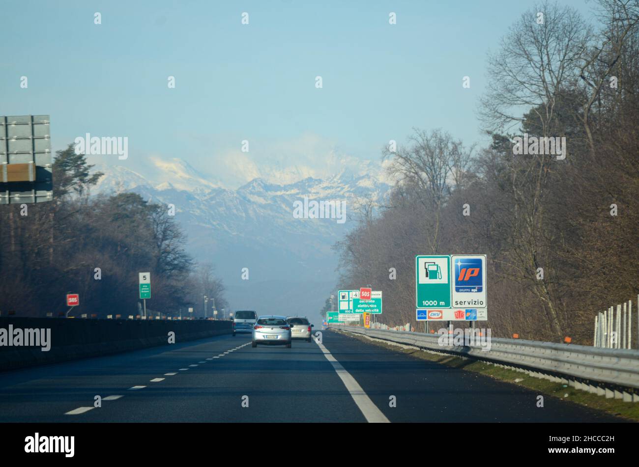 Mailand A8 Autobahn Milano Laghi, Italien - Dezember 26th 2021 Telepass automatische Pass-Abonnement gelbe Spuren für Non-Stop-Fahren und blaue Kreditkarte Stockfoto