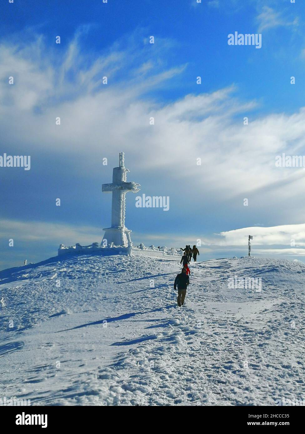 Schaurige Sicht auf ein schneebedecktes Feld und das Sheregesh-Kreuz in Russland Stockfoto
