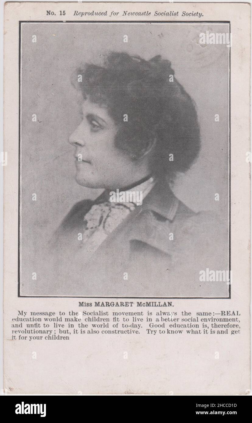 Margaret McMillan (1860-1931), Pionierin des Kindergartens, politische Aktivistin und Frauenrechtlerin. Diese Postkarte (veröffentlicht im Jahr 1907) wurde von der Newcastle Socialist Society veröffentlicht und enthält ein Zitat von McMillan über die Bedeutung von Bildung: „ECHTE Bildung würde Kinder fit machen, um in einem besseren sozialen Umfeld zu leben, und untauglich, um in der heutigen Welt zu leben, gute Bildung ist daher revolutionär; aber, Es ist auch konstruktiv. Versuchen Sie zu wissen, was es ist, und erhalten Sie es für Ihre Kinder." Stockfoto
